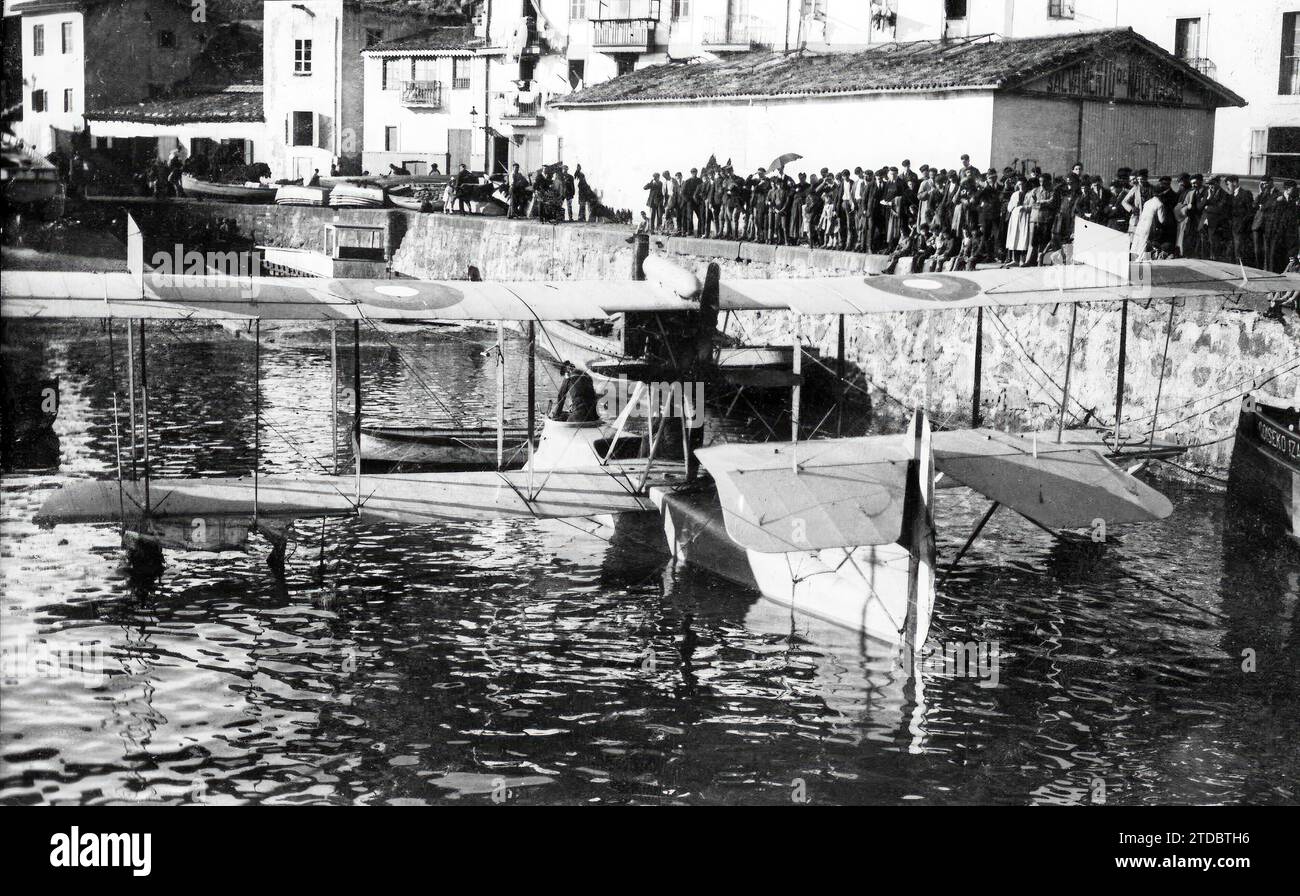 11/04/1918. In the bay of San Sebastian. The French seaplane 'A-12', found on the high seas and towed to port by the Gunboat 'Bustamante'. Credit: Album / Archivo ABC / Tort Stock Photo