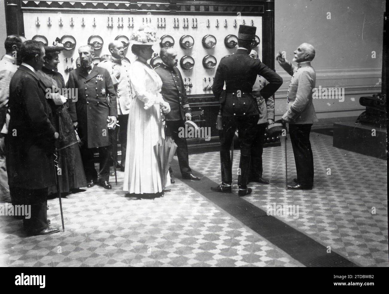 06/30/1906. Ss.Mm. Visiting the electricity cabinet and listening to the explanations of the colonel director of the artillery academy. Credit: Album / Archivo ABC / Julio Duque,Francisco Goñi Stock Photo