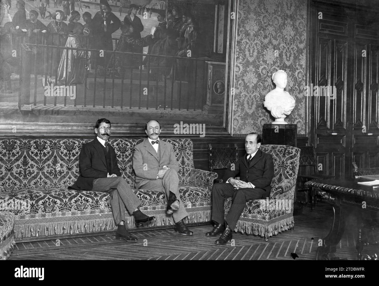 07/10/1917. In the Ministry of State - from Left to Right: the new Minister of Mexico Mr. Eliseo Arredondo, with Minister Marques de Lema, to whom he made his first visit yesterday, accompanied by his Chargé d'Affaires Mr. Amado Nervo. Credit: Album / Archivo ABC / Julio Duque Stock Photo