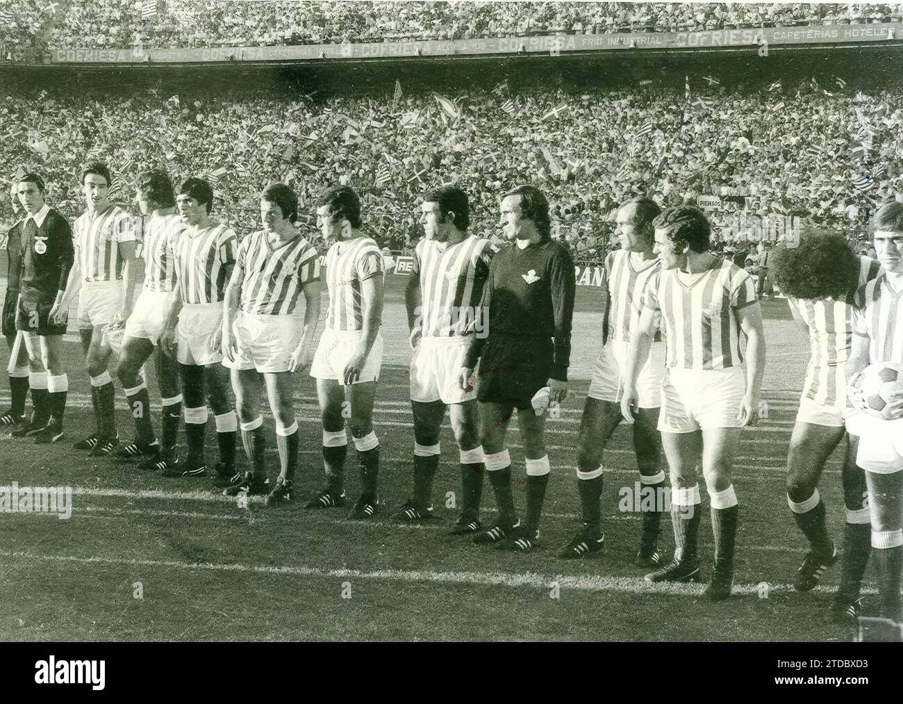 1977 cup final. - Betis players form in the center of the field Moments before starting the final of the King's Cup, Don Juan Carlos I's first. June 25, 1977, at the Vicente Calderón stadium in Madrid. Rival It was Athletic Bilbao, curiously the same rival as in the previous final played by the Verdiblancos, in 1931 and won by the Basques. On this occasion, Betis won in the penalty shootout, after finishing the match and its overtime with a 2-2 tie. In the image the Players appear, from left to right, Cobo (Captain), Alabanda, Biosca, López, Bizcocho, Sabaté, Esnaola, García Soriano, Benítez, Stock Photo