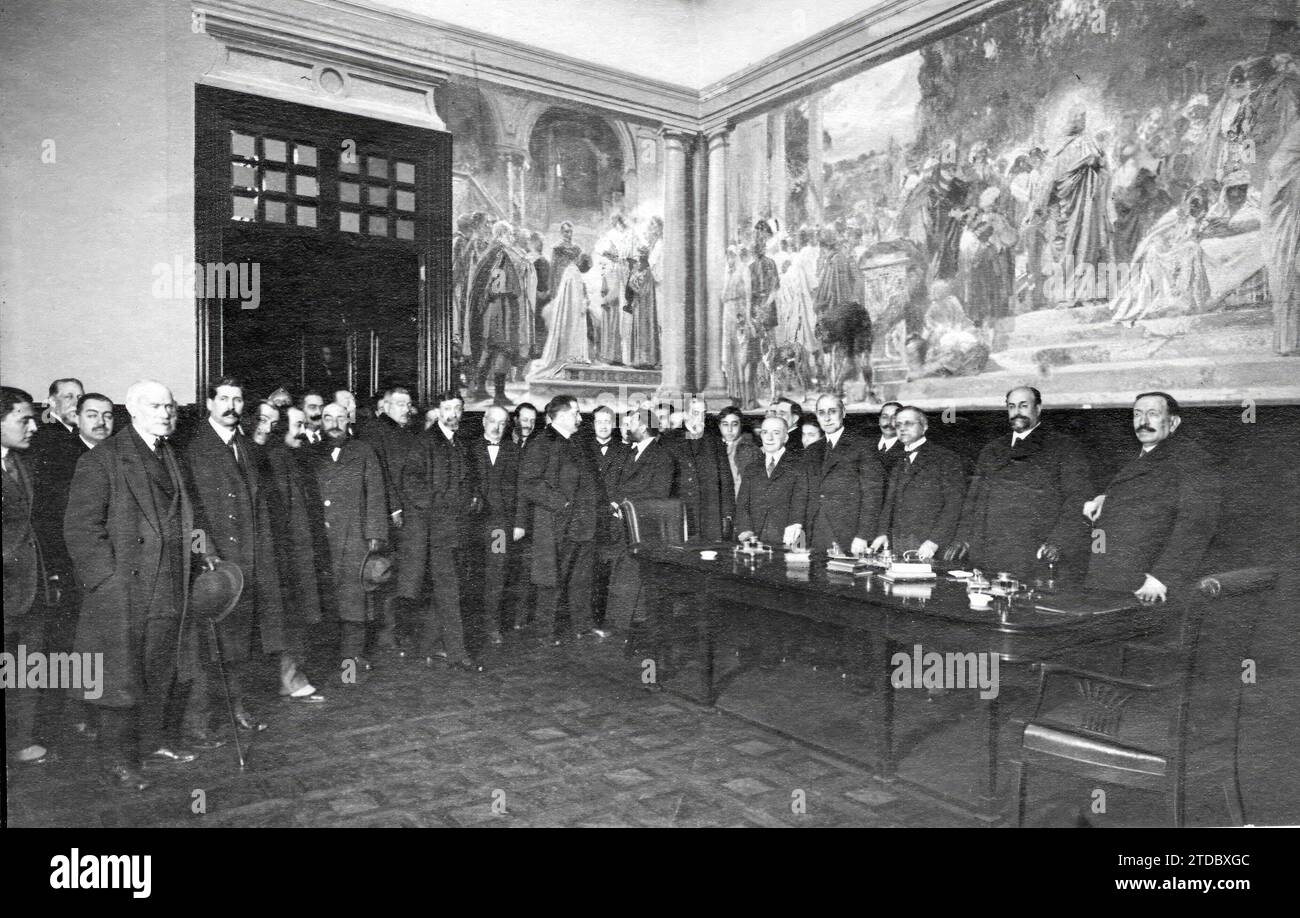 01/12/1919. At the Barcelona notary school. Authorities and Members at the inauguration of the Original Decorative Paintings of Félix Mestres. Credit: Album / Archivo ABC / Josep Brangulí Stock Photo