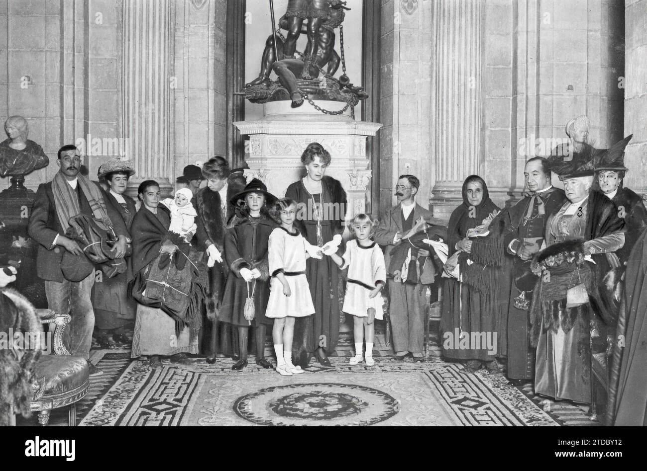 12/16/1917. In the Column Hall of the Royal Palace. Ss.Mm. Queens Doña Victoria (1) and Doña María Cristina (2), with the Infantas Doña Isabel (3), Doña Beatriz (4), Doña Cristina (5) and Doña Isabel (6), in the distribution of Clothes to the Poor Verified yesterday afternoon. Credit: Album / Archivo ABC / Ramón Alba Stock Photo