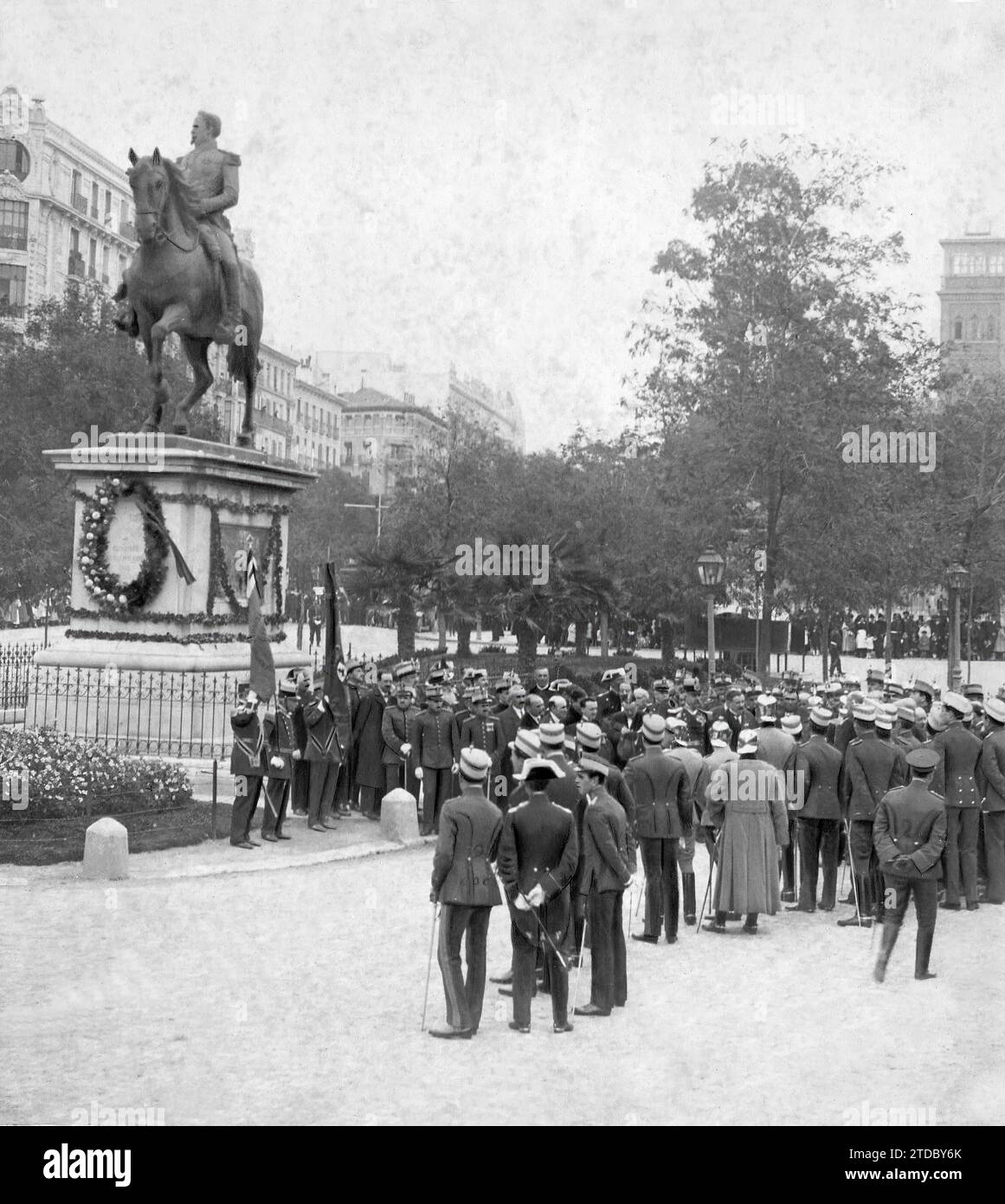 10/26/1917. Tribute to General Espartero in Madrid by the Military and Civil Commissions during the event held yesterday before the statue of the Prince of Vergara on Alcala Street. Credit: Album / Archivo ABC / José Zegri Stock Photo