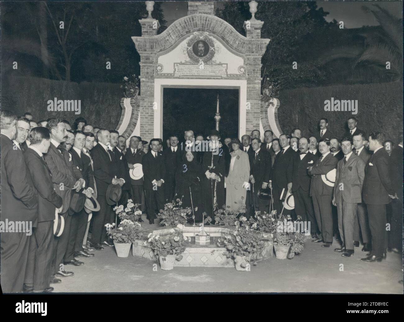 04/30/1923. Seville. In the Murillo Gardens. Ss.Aa. the Infantes D. Carlos (1) and Doña Luisa (2), with the widow of the famous painter José García y Ramos (3), at the inauguration of the gazebo to which the name of this artist has been given. Credit: Album / Archivo ABC / Juan Barrera Stock Photo