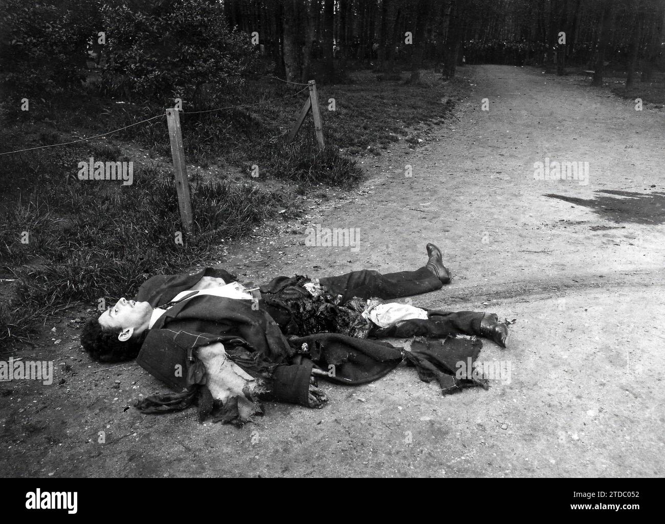 04/30/1906. Paris. The Russian anarchist Striga, Destroyed by a bomb he was carrying with him. Photography taken at night in the Bologna forest. Credit: Album / Archivo ABC / Valerian Gribayedoff Stock Photo