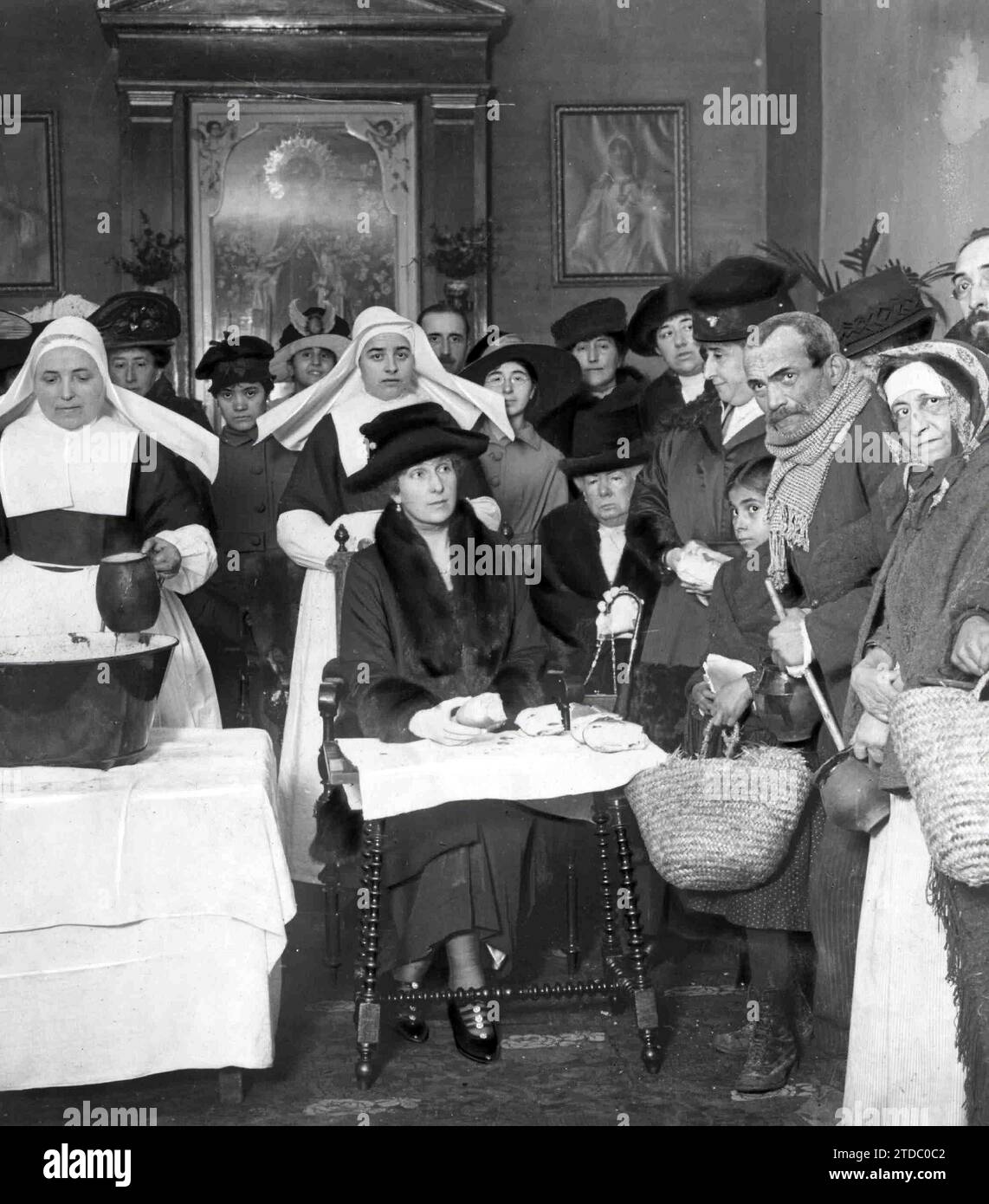 01/07/1918. At the Hospital de Incurables de Nuestra Señora del Carmen, in Madrid. HM Queen Victoria (1) and HRH Infanta Isabel (2) in the distribution of Rations to the Poor Verified yesterday. Credit: Album / Archivo ABC / Ramón Alba Stock Photo