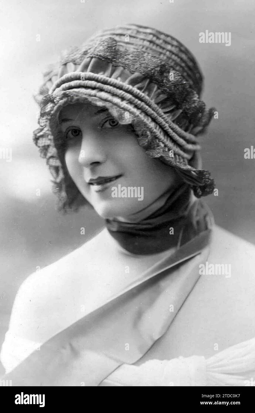 03/31/1918. 'Charlotte' cap, made of gathered satin and gold lace. Model from the Lewis house - Approximate date. Credit: Album / Archivo ABC / Henri Manuel Stock Photo