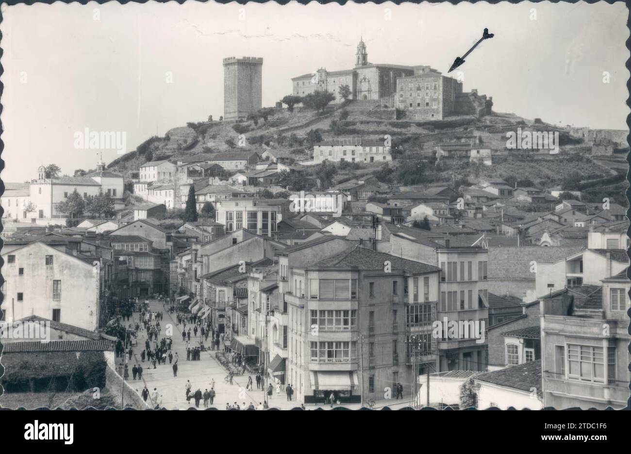 12/31/1949. This view corresponds to an area of the city of Monforte. The Old Town (of which there are hardly any remains) was crowded on the hill and was crowned by the Benedictine monastery and the palace of Castro y los Lemos, which is shown in the photo. It is likely that Inés de Castro was born in this House, now in Ruins. Credit: Album / Archivo ABC / ARRIBAS Stock Photo