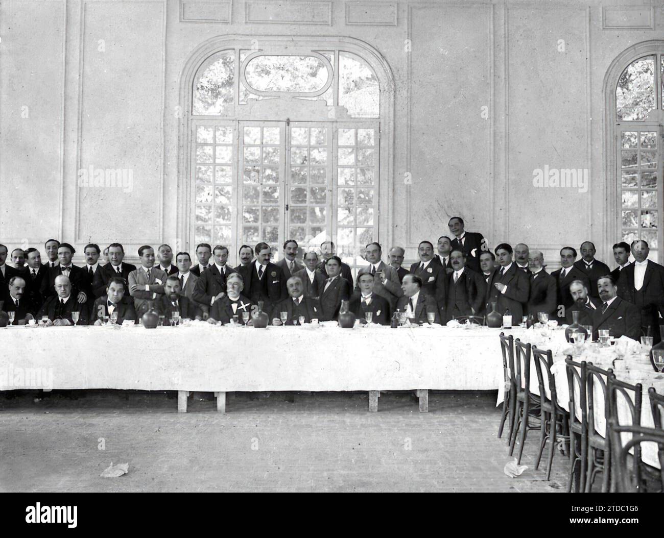 05/15/1917. In the ideal Retreat. The distinguished playwright Ángel Guimera (X), with the numerous admirers who yesterday presented him with a banquet in celebration of the success of his Drama 'Jesús que Vuelve'. Credit: Album / Archivo ABC / Julio Duque Stock Photo
