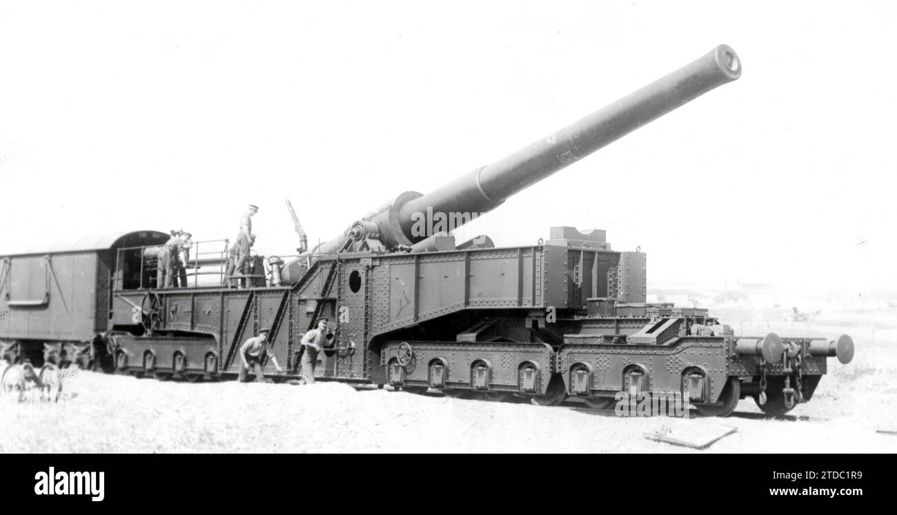 Modern artillery Black and White Stock Photos & Images - Alamy