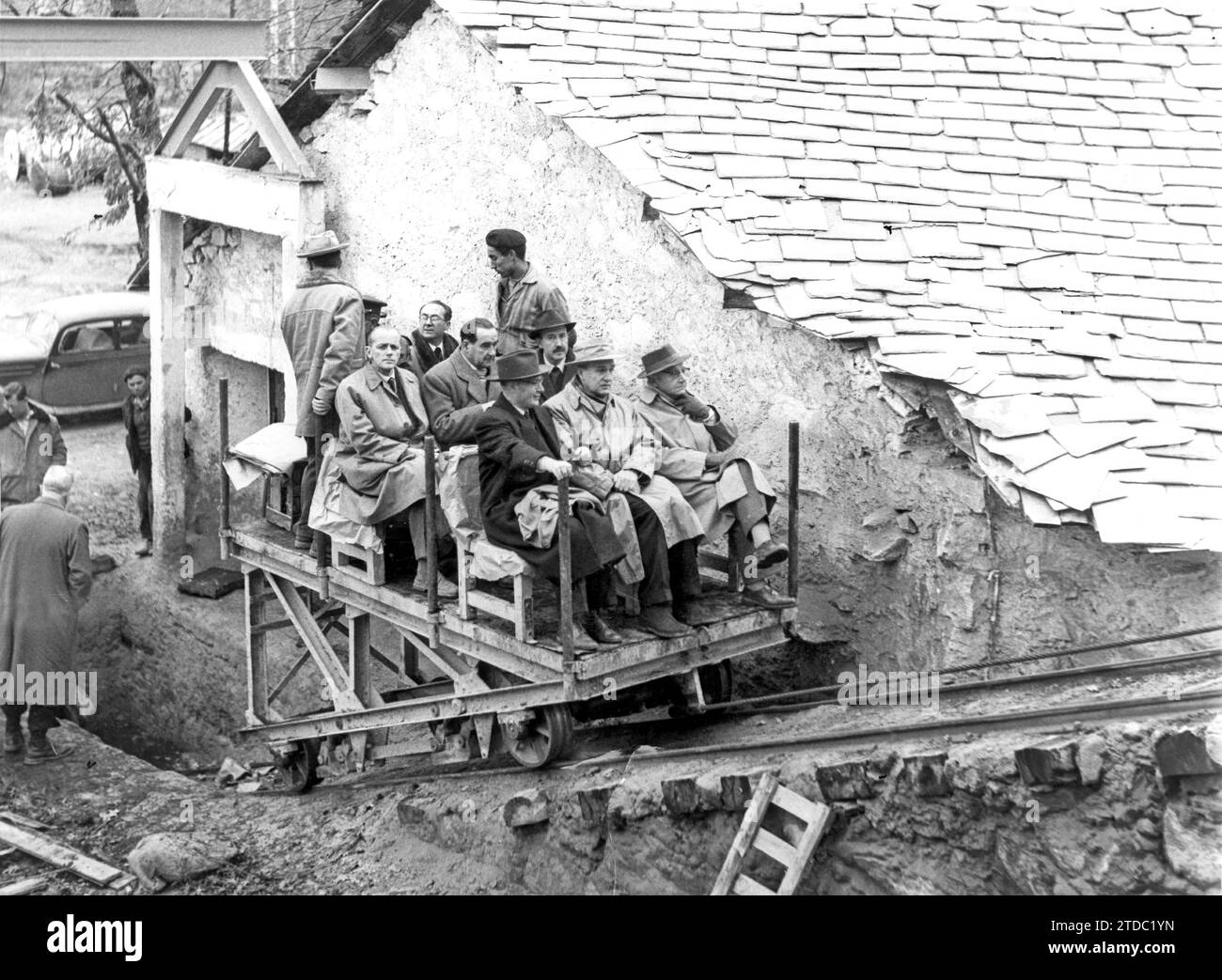01/09/1959. The Minister of Public Works, Mr. Vigón, Using the Funicular to Approach the Gap Opened by the Waters in the Retaining Wall. He is accompanied, among other personalities, by the civil governor of Zamora, Don Julio Murillo de Valdivia, who has per. Credit: Album / Archivo ABC / Basabe Stock Photo