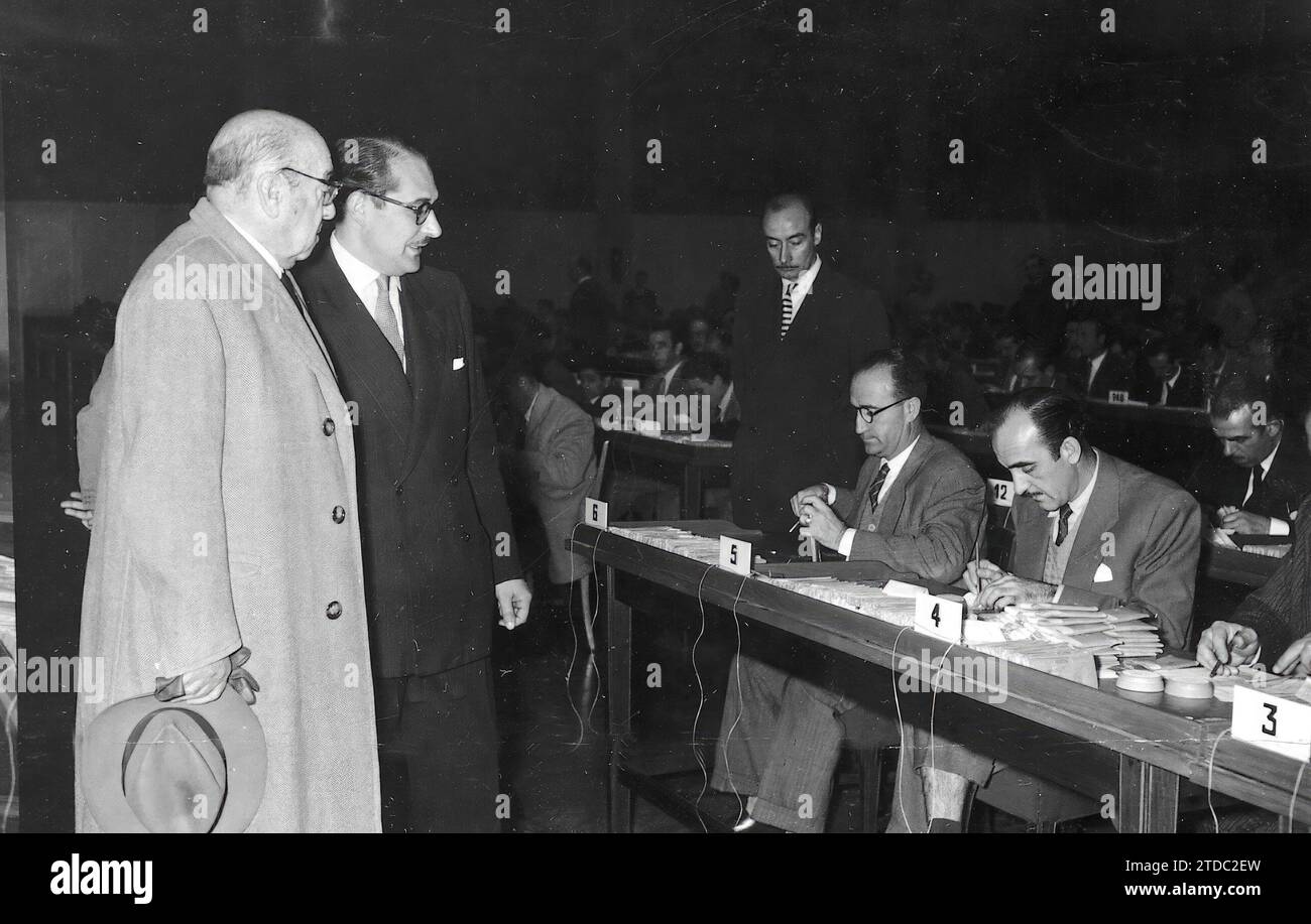 12/31/1954. The pool. First scrutiny Held in the new premises of the Charity Mutual Sports Betting Board, in the presence of the national Sports delegate, Conde del Alcázar of Toledo. Credit: Album / Archivo ABC / Virgilio Muro Stock Photo