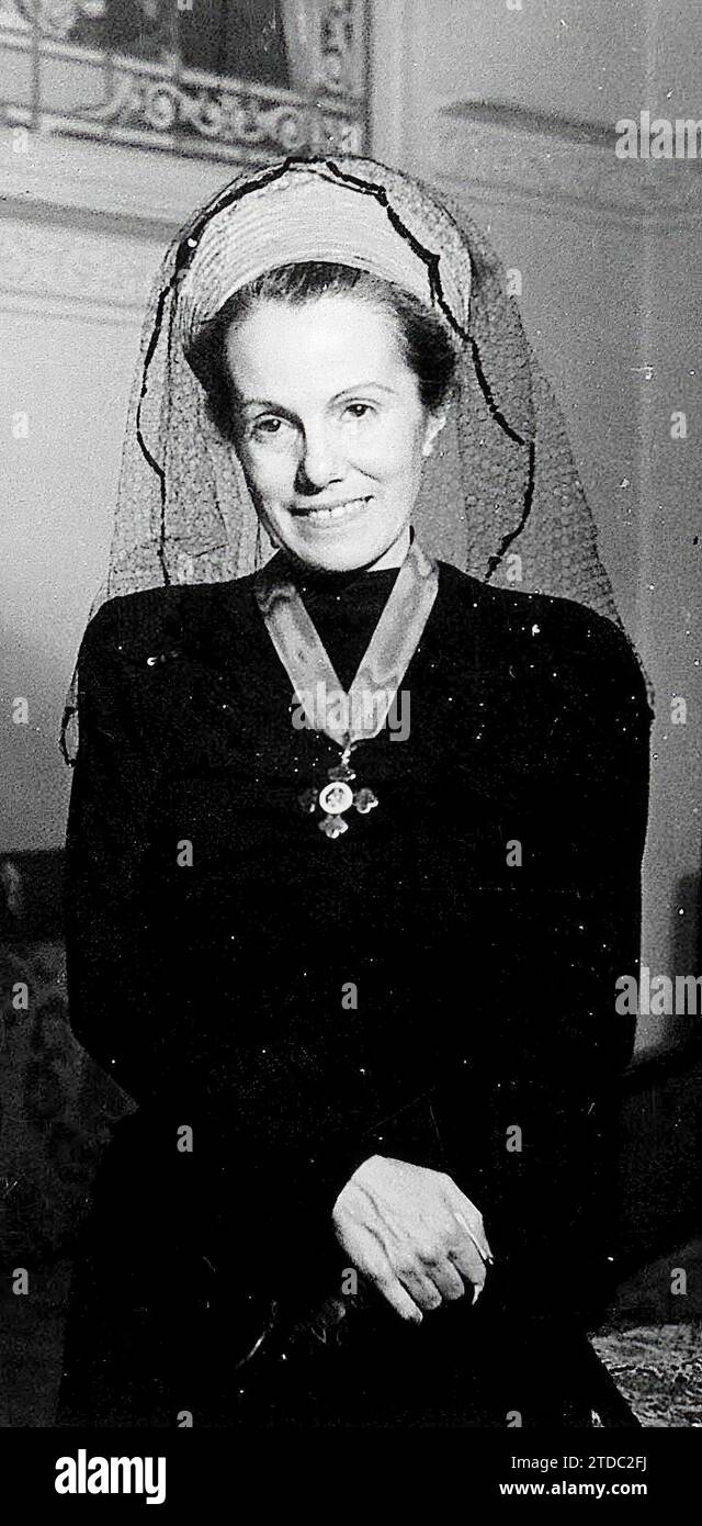 12/31/1947. The sweet Cuban poetess María Loynaz with the cross of Alfonso the wise after being imposed by Don Pedro Rocomosa at the Cuban embassy. Photo: Portillo -. Credit: Album / Archivo ABC / Portillo Stock Photo