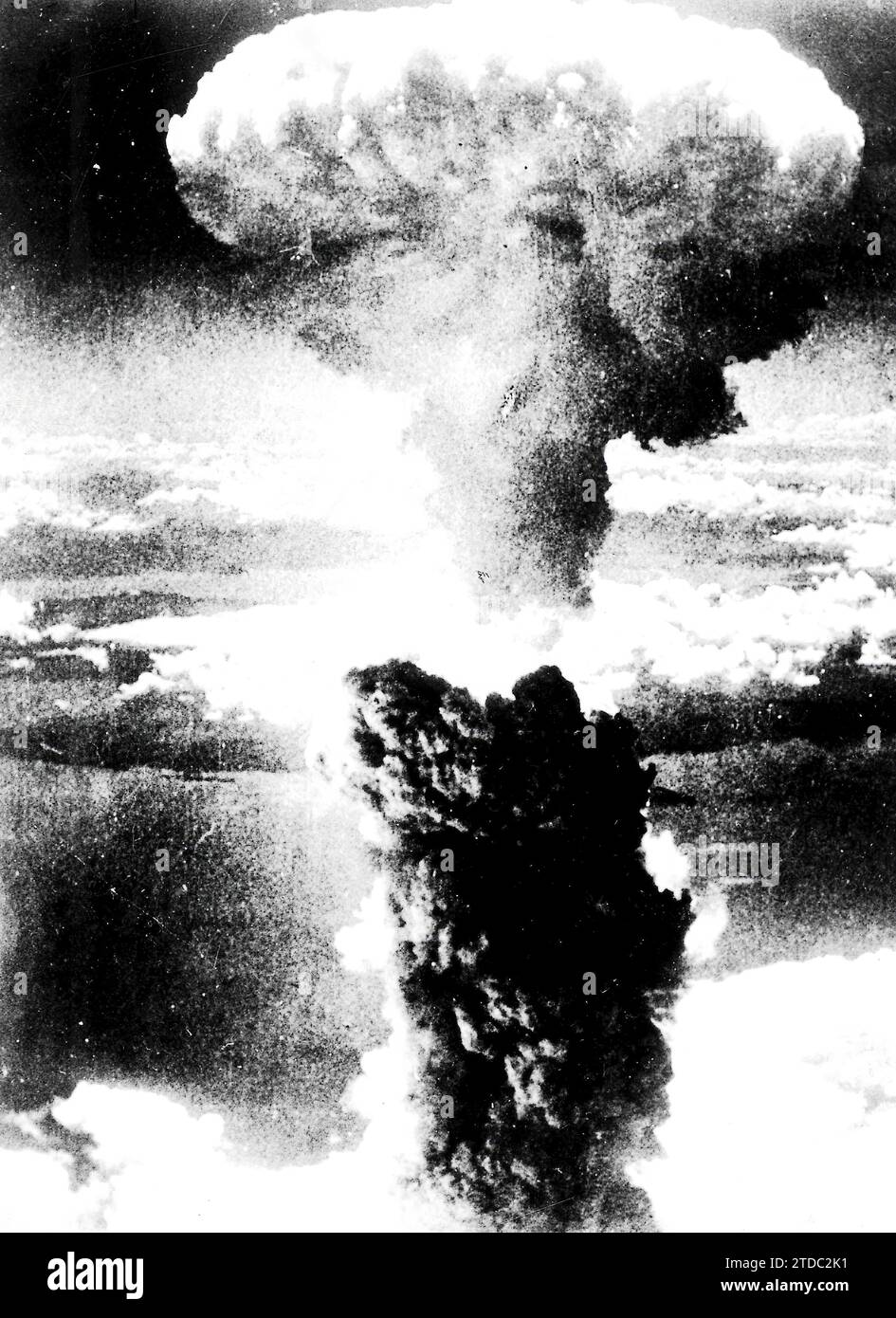08/06/1945. The nuclear "mushroom" after the bomb explosion over Hiroshima. Credit: Album / Archivo ABC Stock Photo