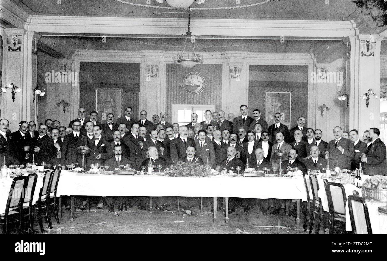 12/01/1918. The Mayor, Mr. Garrido Juaristi, in the center Seated, at the banquet with which he was presented by the Colonia Riojana at the Palace hotel. Credit: Album / Archivo ABC / DUQUE -JULIO Stock Photo