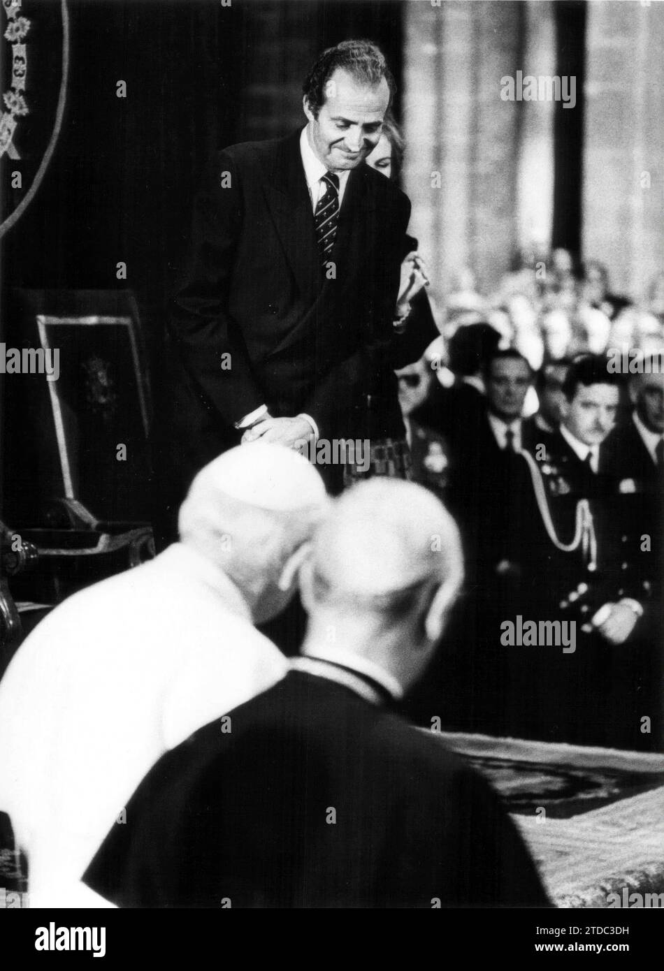 Santiago de Compostela, 11/9/1982.- In the Cathedral of the Apostle, pro-European act. In his speech, John Paul II spoke of the Christian roots of Europe and its necessary spiritual and human renewal. Prayer before the tomb of Santiago. Credit: Album / Archivo ABC Stock Photo