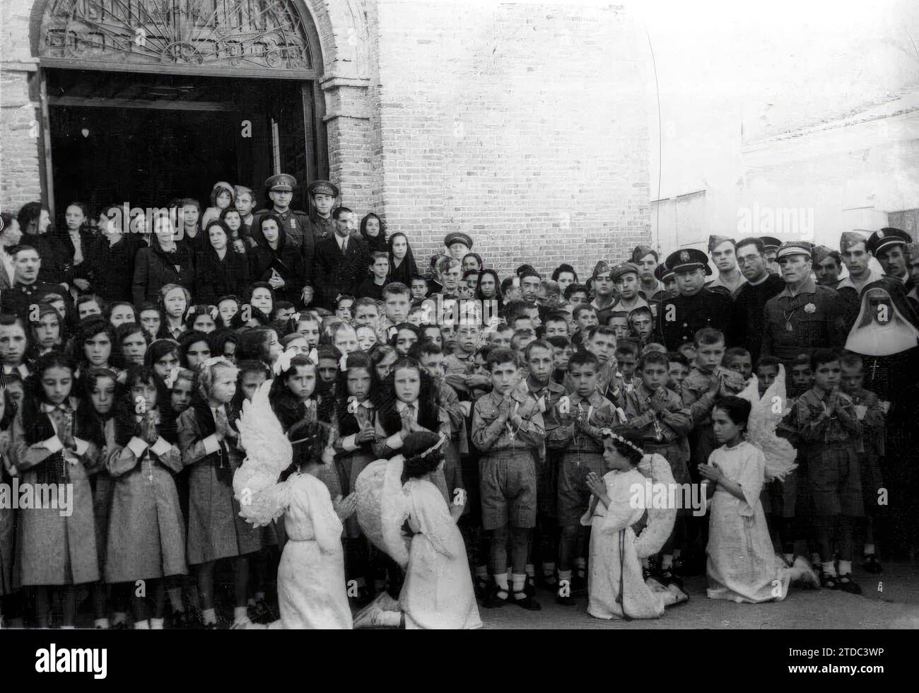 06/02/1942. In the church of Dulce Nombre de María, in the Las Latas neighborhood, the first communion was given yesterday to the children of that parish, with General Millan Astray presiding over the event. Credit: Album / Archivo ABC / Virgilio Muro Stock Photo