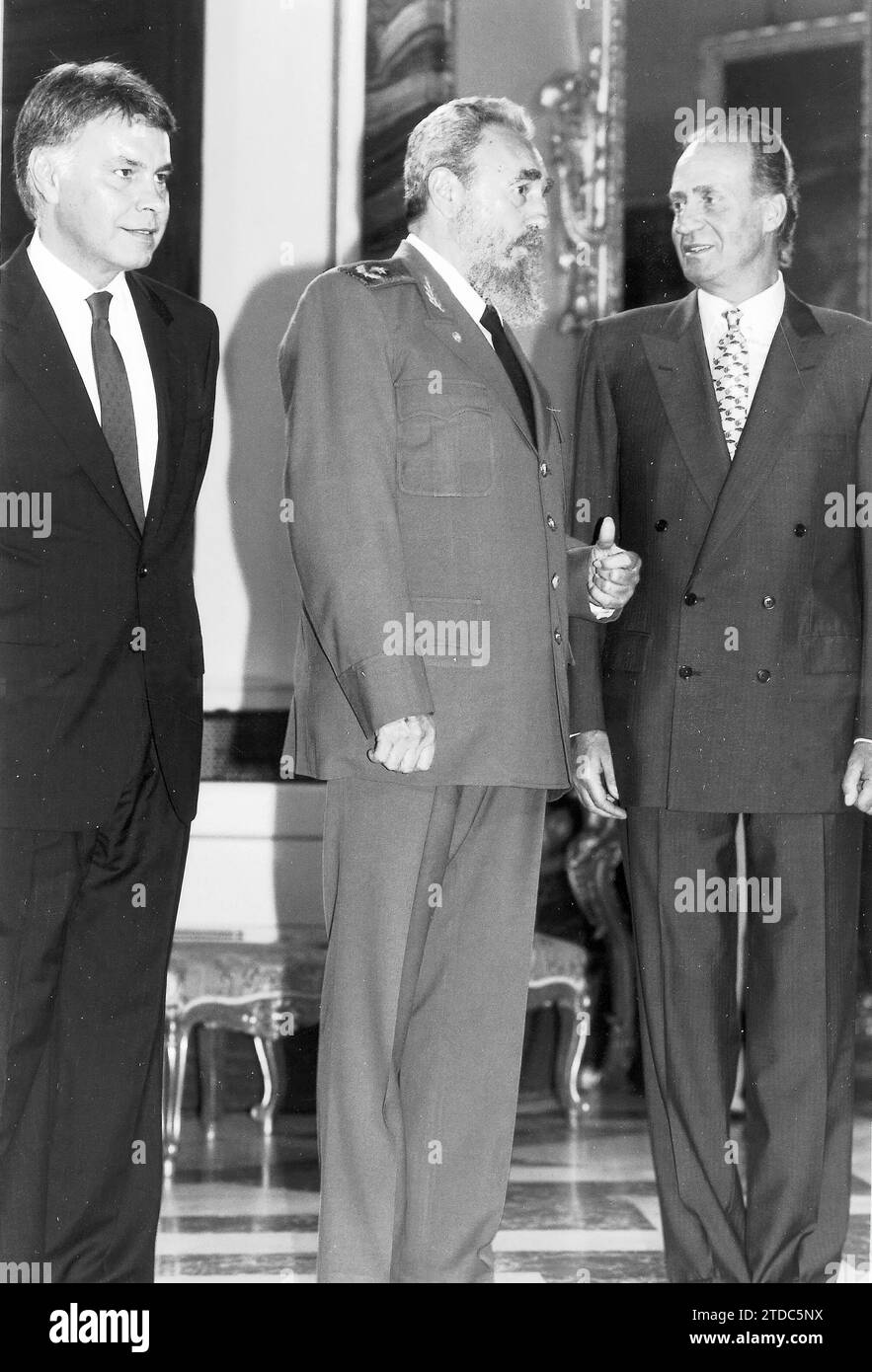 07/23/1992. Fidel Castro together with King Juan Carlos and the president of the government Felipe González at the inauguration of the II Ibero-American summit. Credit: Album / Archivo ABC / Jaime García Stock Photo