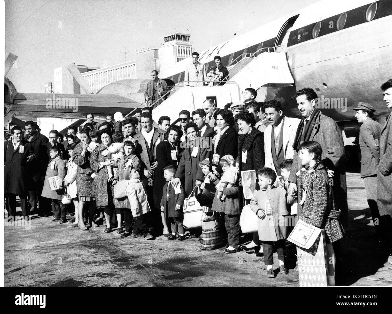 Spanish Emigration Black And White Stock Photos Images Alamy spanish-emigration-black-and-white-stock-photos-images-alamy