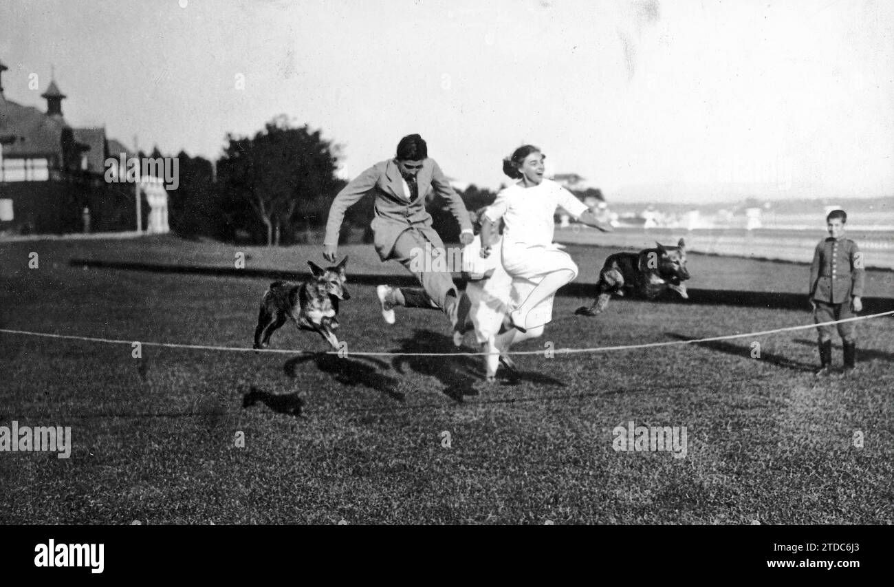 08/14/1923. Santander. The summer vacation of the Royal family. Ss.Aa. The Infants Don Jaime, Don Beatriz, Doña Cristina and Don Juan, Jumping with their Dogs in the Gardens of the Magdalena Palace. Credit: Album / Archivo ABC / Julio Duque Stock Photo