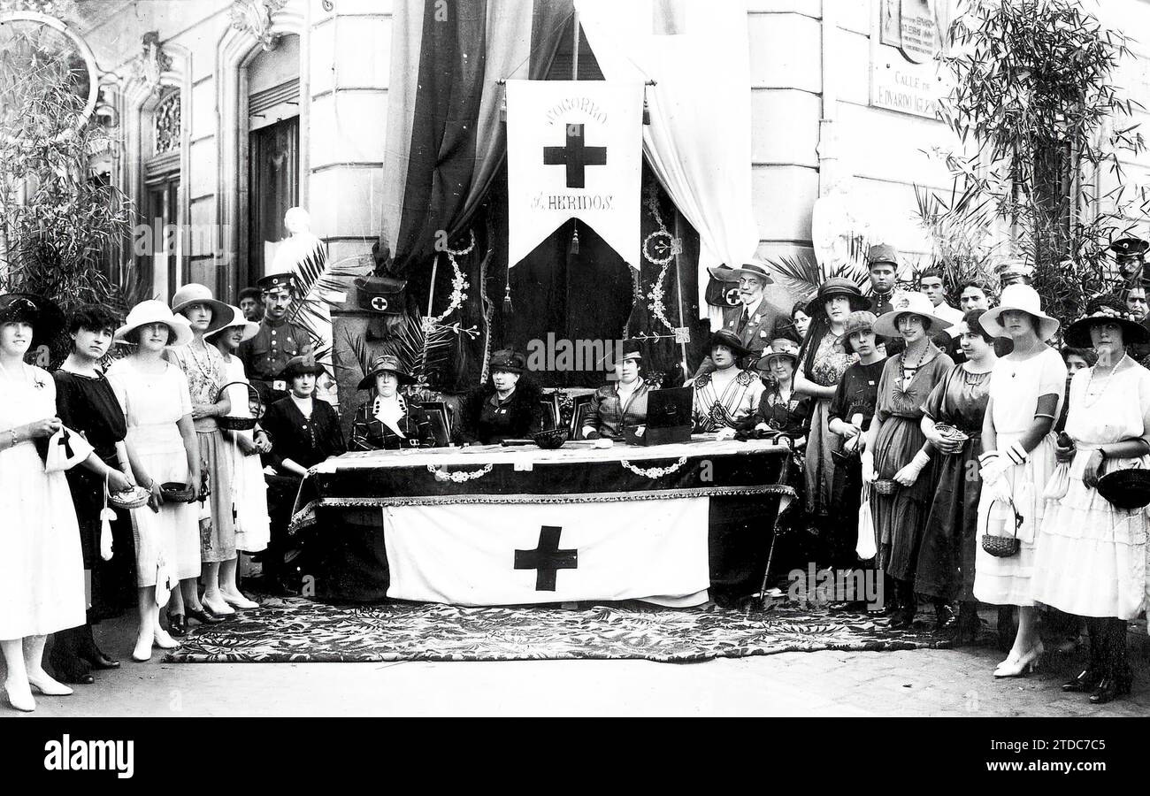 07/31/1921. Vigo. For the Soldiers of Africa. One of the polling tables organized by the Ladies of the Red Cross board. Photo: Jaime Pacheco -. Credit: Album / Archivo ABC Stock Photo