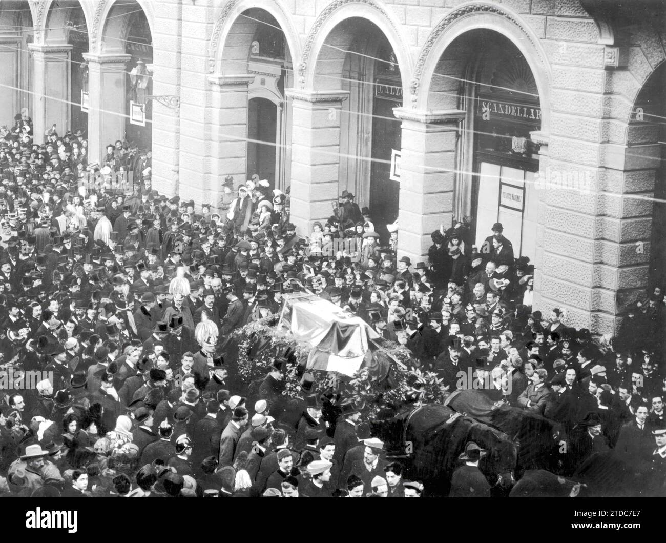 02/23/1907. The funeral of José Carducci in Bologna. On Via Farini the funeral procession presided over by Count Turin on behalf of the King of Italy. Credit: Album / Archivo ABC Stock Photo