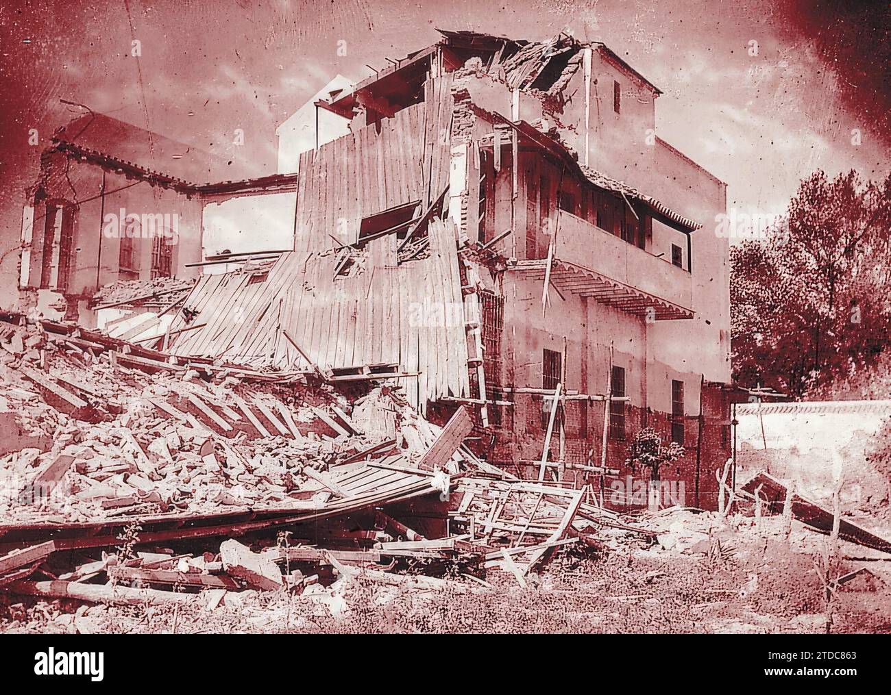 08/31/1908. Seville. Terrible sinking. Ruins of the Tejidos factory of Messrs. Serrano and Pérez. Photo: Olmedo. Credit: Album / Archivo ABC / Olmedo Stock Photo