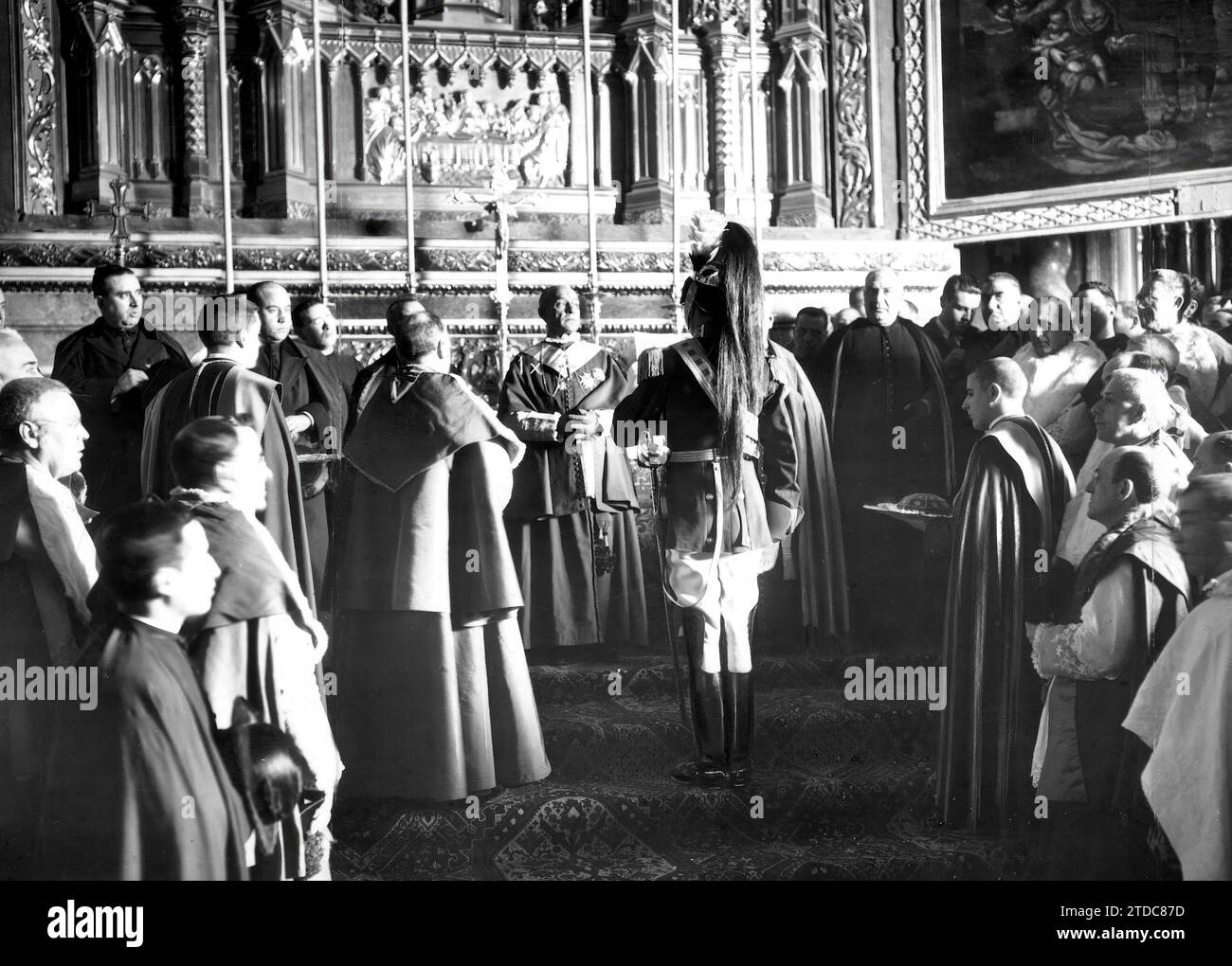 12/14/1922. Valencia - in the Basilica Metropolitana the archbishop Dr. Reig Casanova (1) receiving, from the hands of the noble guard of his Holiness Count Angel Valentini (2), the hat at the main altar. Credit: Album / Archivo ABC / Vicente Barbera Masip Stock Photo