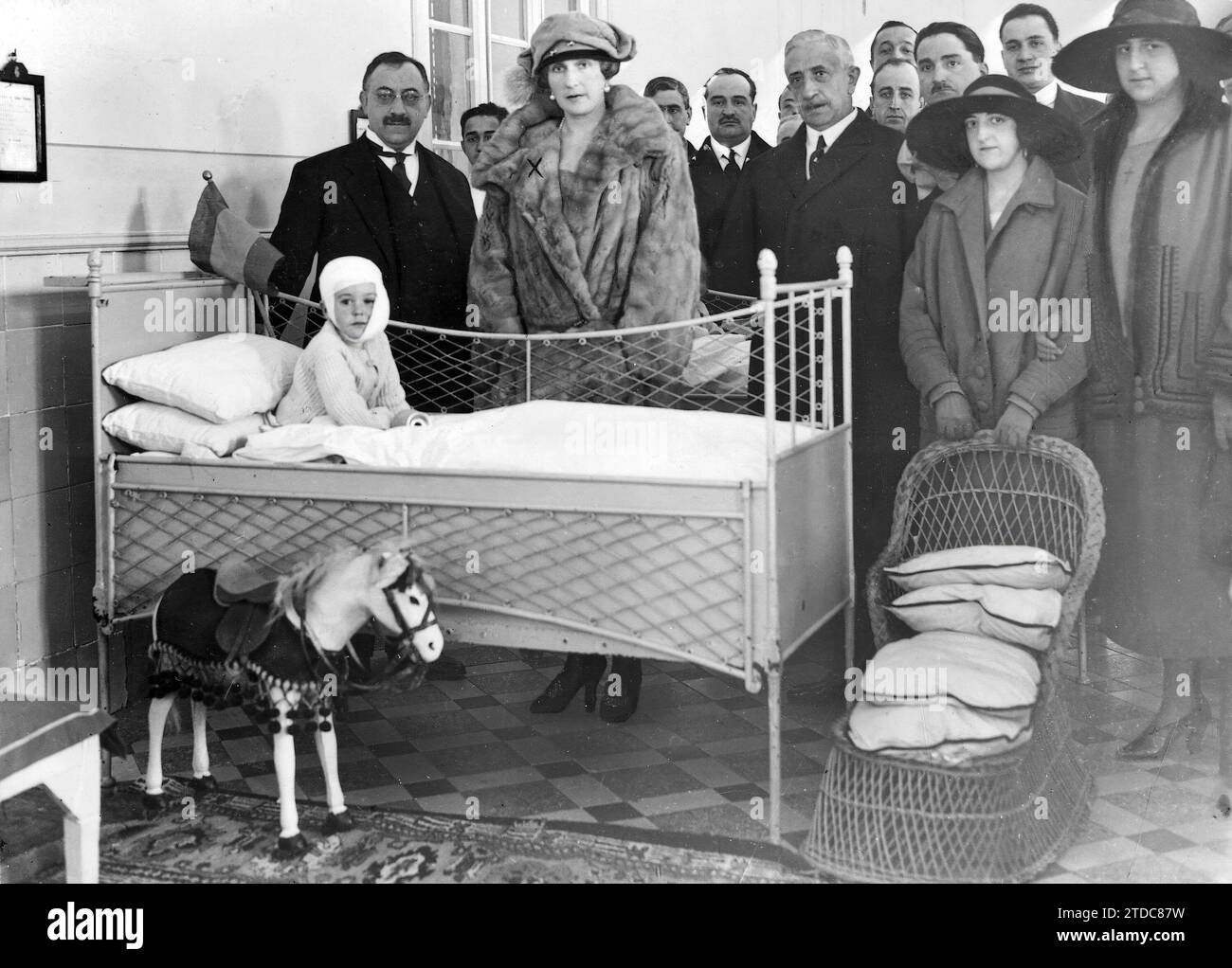 12/25/1922. Madrid - in the hospital of the child Jesus Her Majesty Queen Victoria Distributing Toys to the Sick. Credit: Album / Archivo ABC / Julio Duque Stock Photo