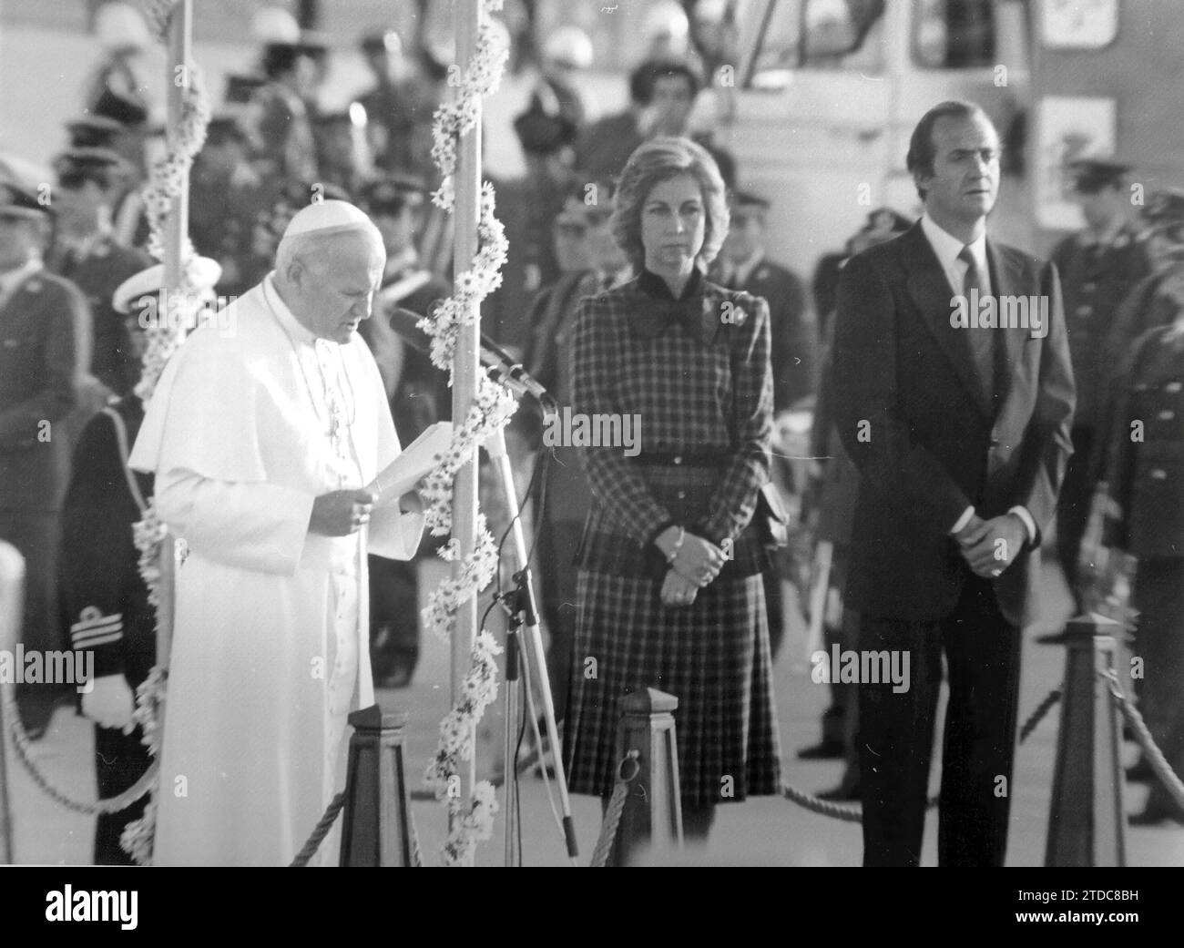 Madrid, 10/31/1982. John Paul II in Spain. In the image, SS speech upon arrival at Barajas Airport, with Kings Don Juan Carlos and Doña Sofía. Credit: Album / Archivo ABC / Manuel Sanz Bermejo Stock Photo