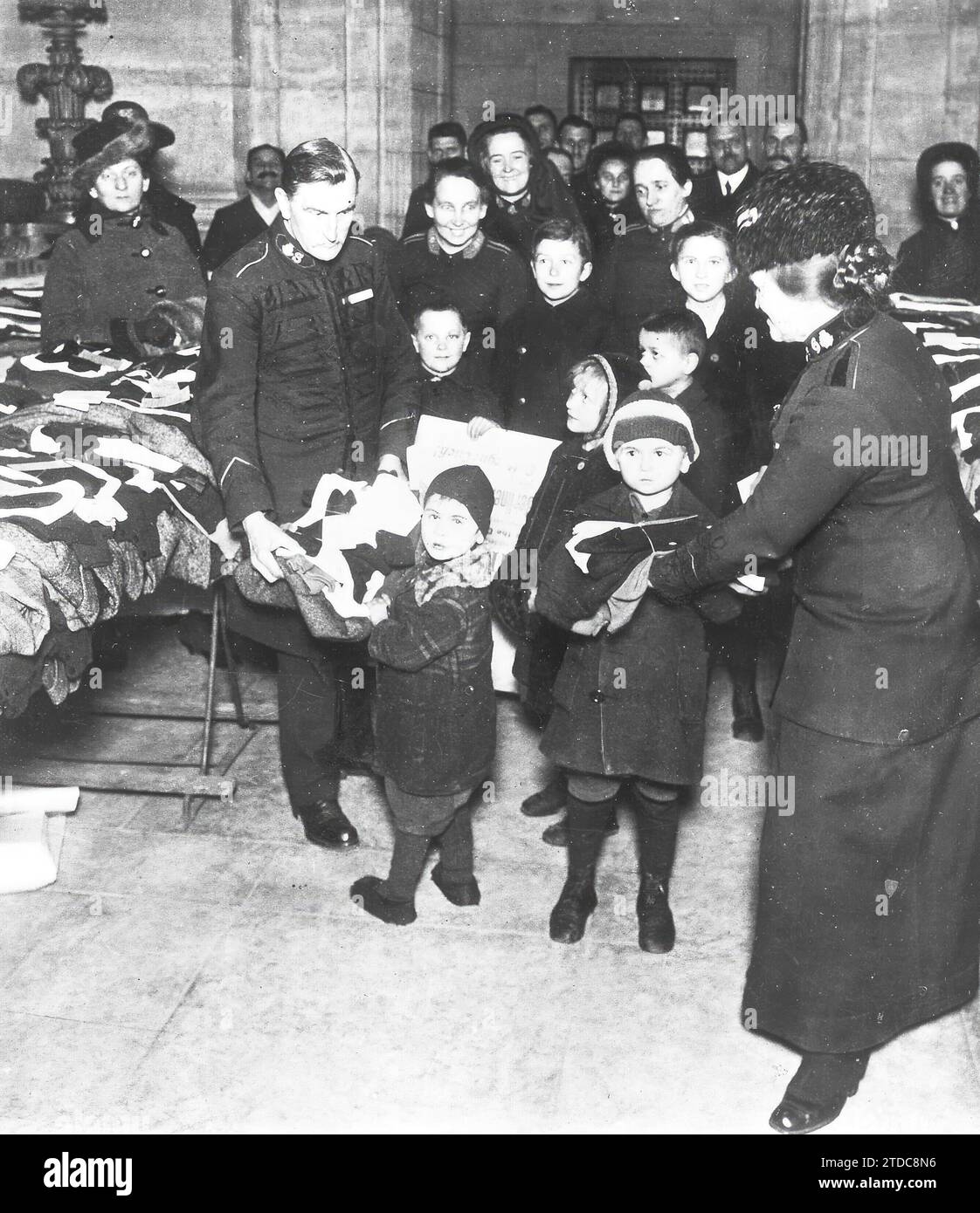 01/31/1921. Berlin. For Poor Children. Distribution of Clothes to 800 Children by Representatives of the Salvation Army of the United States. Photo: Phototeck -. Credit: Album / Archivo ABC Stock Photo