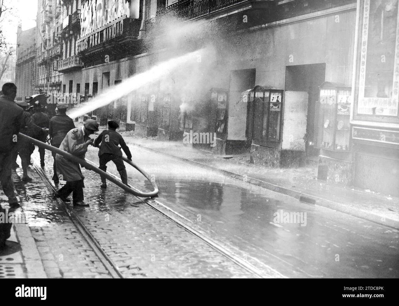 12/26/1932. The Department Store 'el Siglo' in Barcelona burns. Credit: Album / Archivo ABC / Josep Brangulí Stock Photo