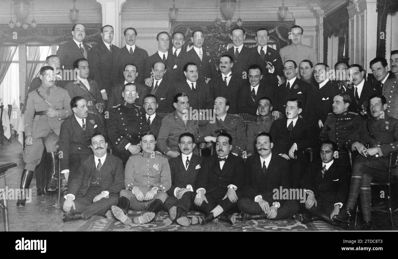 01/23/1923. Madrid. Tribute to the Laureates. Lieutenant Colonel D. León del Real (1) and Captain D. Pablo Arredondo (2) with their classmates who presented them with a Banquet. Credit: Album / Archivo ABC / José Zegri Stock Photo