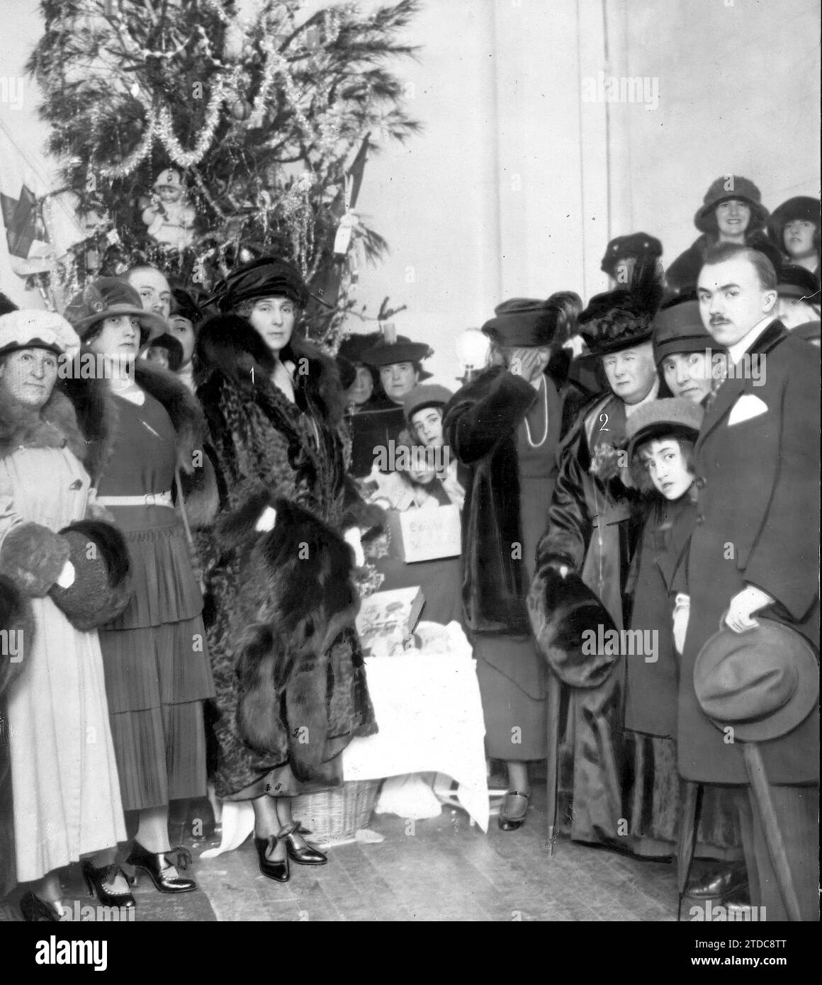 01/03/1920. Madrid. At the hospital of Saint Joseph and Saint Adela. HM Queen Victoria and HRH Infanta Isabel during yesterday's visit to the Benefico establishment where they distributed gifts, clothes and food. Credit: Album / Archivo ABC / Julio Duque Stock Photo