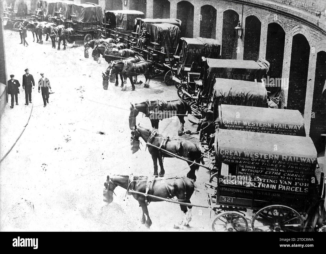 London (United Kingdom), 08/12/1911. Dockers strike in London. Cars delivering goods at a station unable to leave because strikers prevented them. Credit: Album / Archivo ABC / Charles Delius Stock Photo