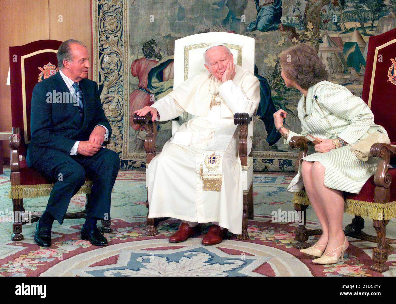 Madrid, 05/03/2003. Trip of John Paul II to Madrid. Meeting of His Holiness the Pope with His Holiness. MM. Kings Don Juan Carlos and Doña Sofía in the State pavilion of the Barajas Airport. Credit: Album / Archivo ABC / José García,Ernesto Agudo,Jaime García Stock Photo
