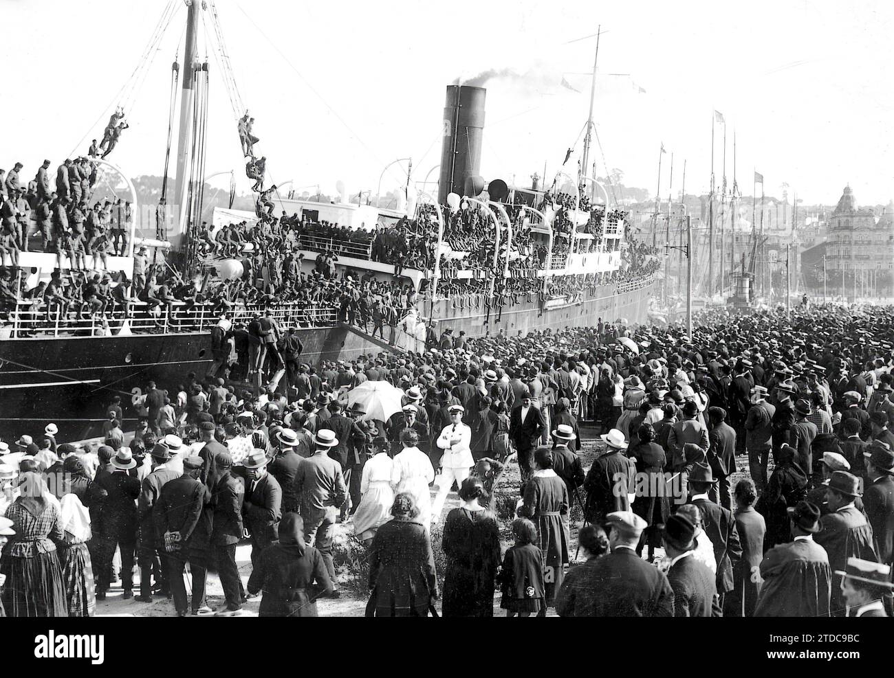 08/31/1922. Vigo - Troops to Africa embarkation of the Forces of the Murcia regiment. Number 21, on the Steamer 'Romeu'. (Pacheco photo). Credit: Album / Archivo ABC / Jaime Pacheco Stock Photo