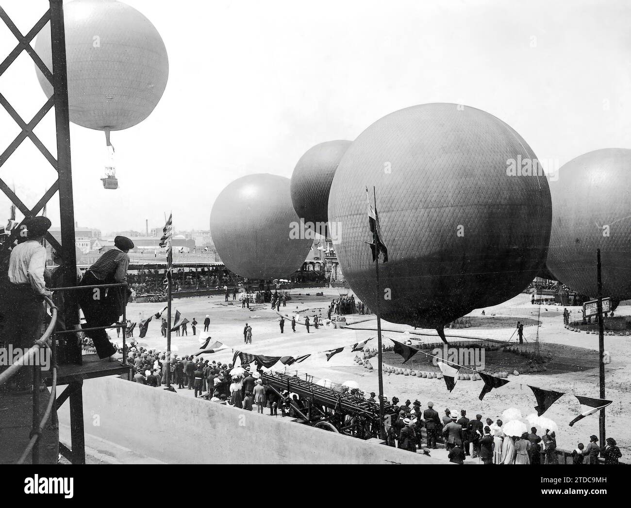 Barcelona, May 1908. Aerostatic competition. Appearance of the park at the time of the rise of the 'Condor' balloon, which was the first to leave. Credit: Album / Archivo ABC / Federico Ballell Stock Photo