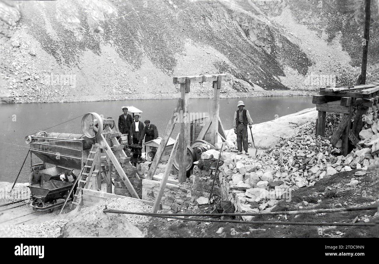 Panticosa (Huesca), 1930 (Ca.). Preparation and works at the Brazato dam. Credit: Album / Archivo ABC Stock Photo