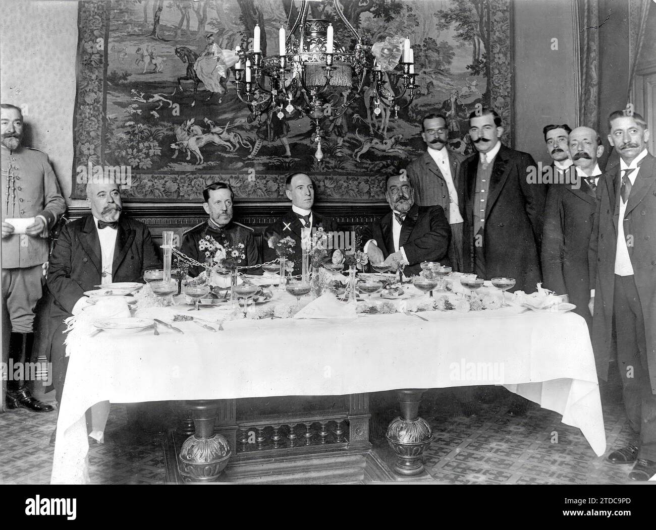 Madrid, September 1910. Centenary of the Independence of Mexico. Banquet at the consulate. The vice consul (X), to his right General Weyler, and to his left the Civil Governor, Mr. Muñoz, at the presidential table. Credit: Album / Archivo ABC / Federico Ballell Stock Photo