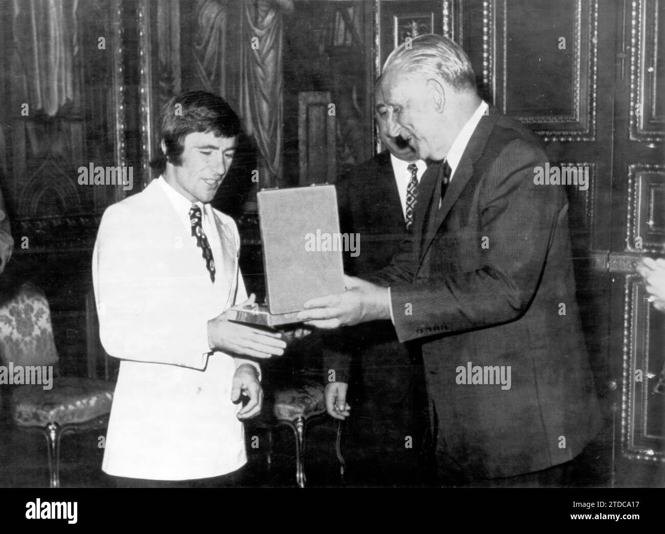 07/28/1970. The mayor of Barcelona presents the motorcycling world champion, Angel Nieto, with a plaque as a prize and souvenir of his performance at the Spanish Grand Prix. Credit: Album / Archivo ABC Stock Photo