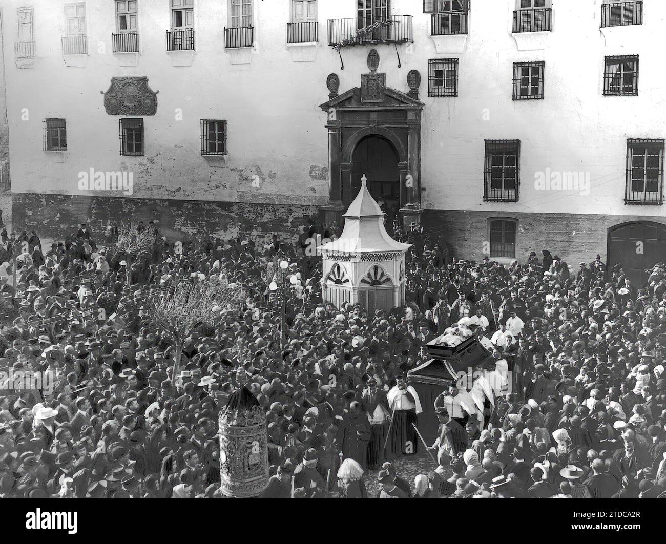 12/28/1906. Jaén - burial of Bishop Mr. Castellote, Alp asar in the Plaza de Santa María in the background the Episcopal Palace. Credit: Album / Archivo ABC Stock Photo