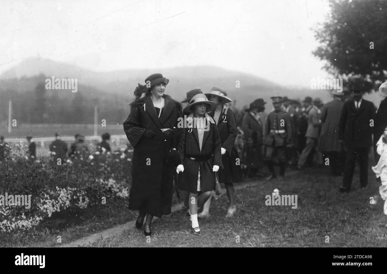 09/05/1922. Saint Sebastian. In Horse Racing. HM the Queen (1) with Ss. Ah. the Infantas Doña Beatriz (2) and Doña Cristina (3, Upon their Arrival at the 'Stand'. Credit: Album / Archivo ABC / Marín Stock Photo