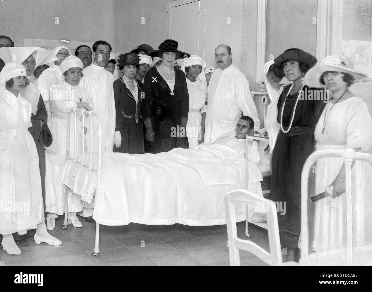 10/04/1921. Madrid. At the Red Cross Hospital Her Majesty Queen Victoria (X) Visiting the Soldiers who Came on the First Hospital Train, Arrived the Day before Last Night. Credit: Album / Archivo ABC / Julio Duque Stock Photo