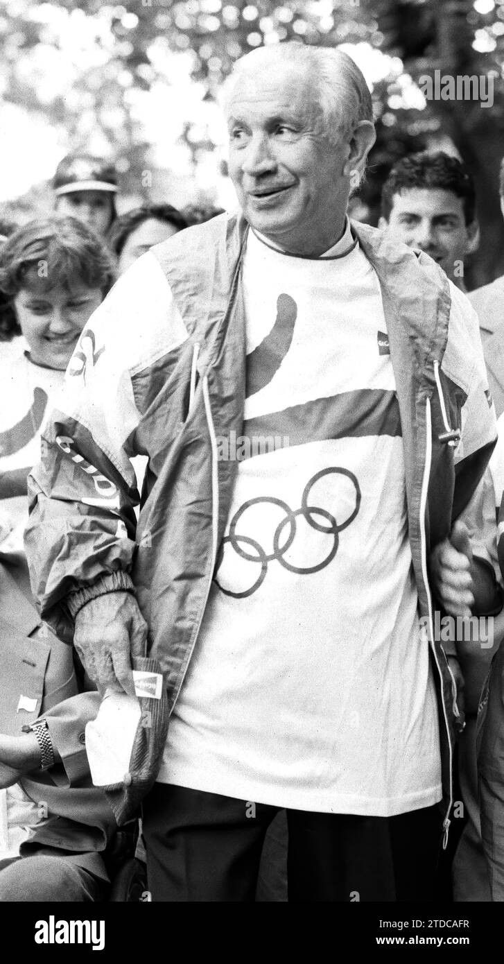 08/02/1992..Barcelona 3..8..92...Olympic Games Barcelona 92...Medals To Olympic Volunteers....Samaranch. Credit: Album / Archivo ABC / Jordi Romeu Stock Photo