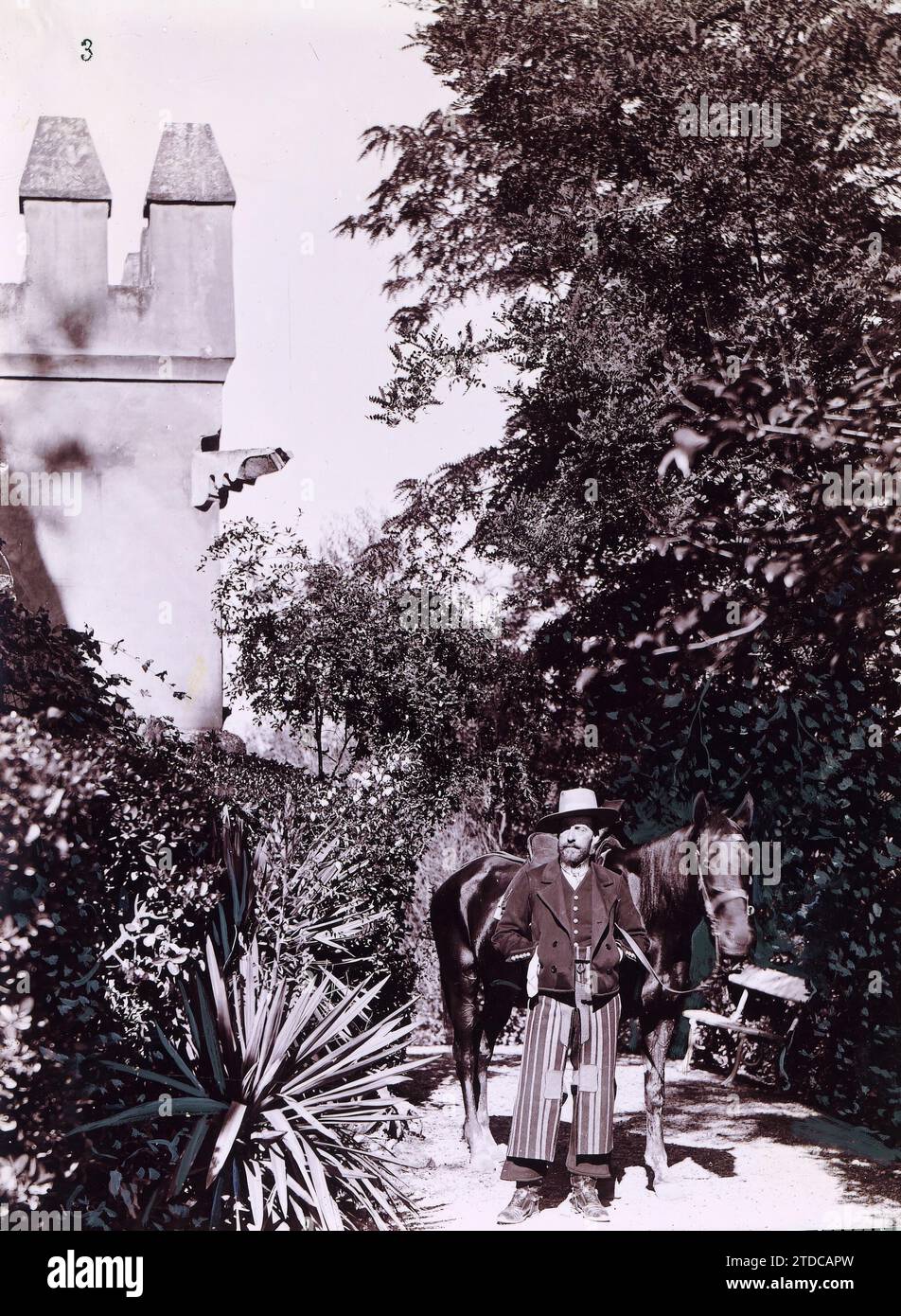 11/05/1906. The Count of Benalua, owner of the Lachar castle, in Granada, where the King is located. Credit: Album / Archivo ABC Stock Photo