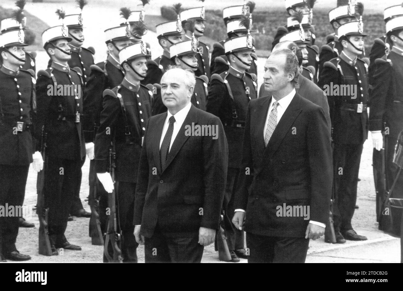Madrid, 10/26/1990. Soviet president, Mikhail Gorbachev, in Spain. In the image, Gorbachev with King Don Juan Carlos upon his arrival at the El Pardo Palace. Credit: Album / Archivo ABC Stock Photo