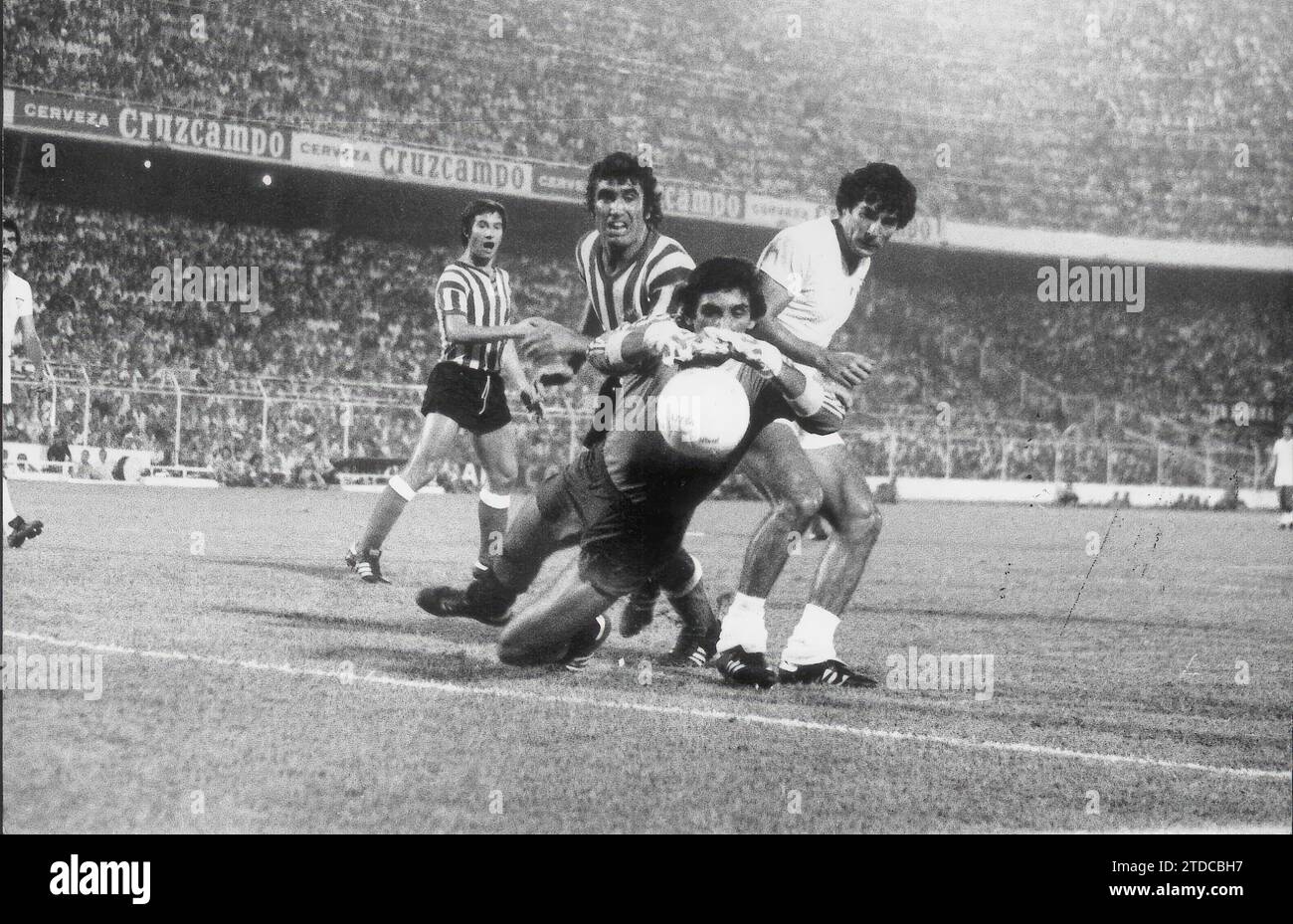 VII city of Seville in the 1978 city of Seville trophy, the white goalkeeper Gustavo Fernández was one of the most outstanding protagonists by making saves like the one illustrated in the image and, above all, by stopping a penalty taken by Mühren, which allowed the Sevilla's final victory 1-0. The Beticos Sebastián Alabanda and Javier López and the Sevillista Juanito, who also appear in the photograph, have a personal vision of the Derbies of those years. Credit: Album / Archivo ABC / DOBLADO Stock Photo