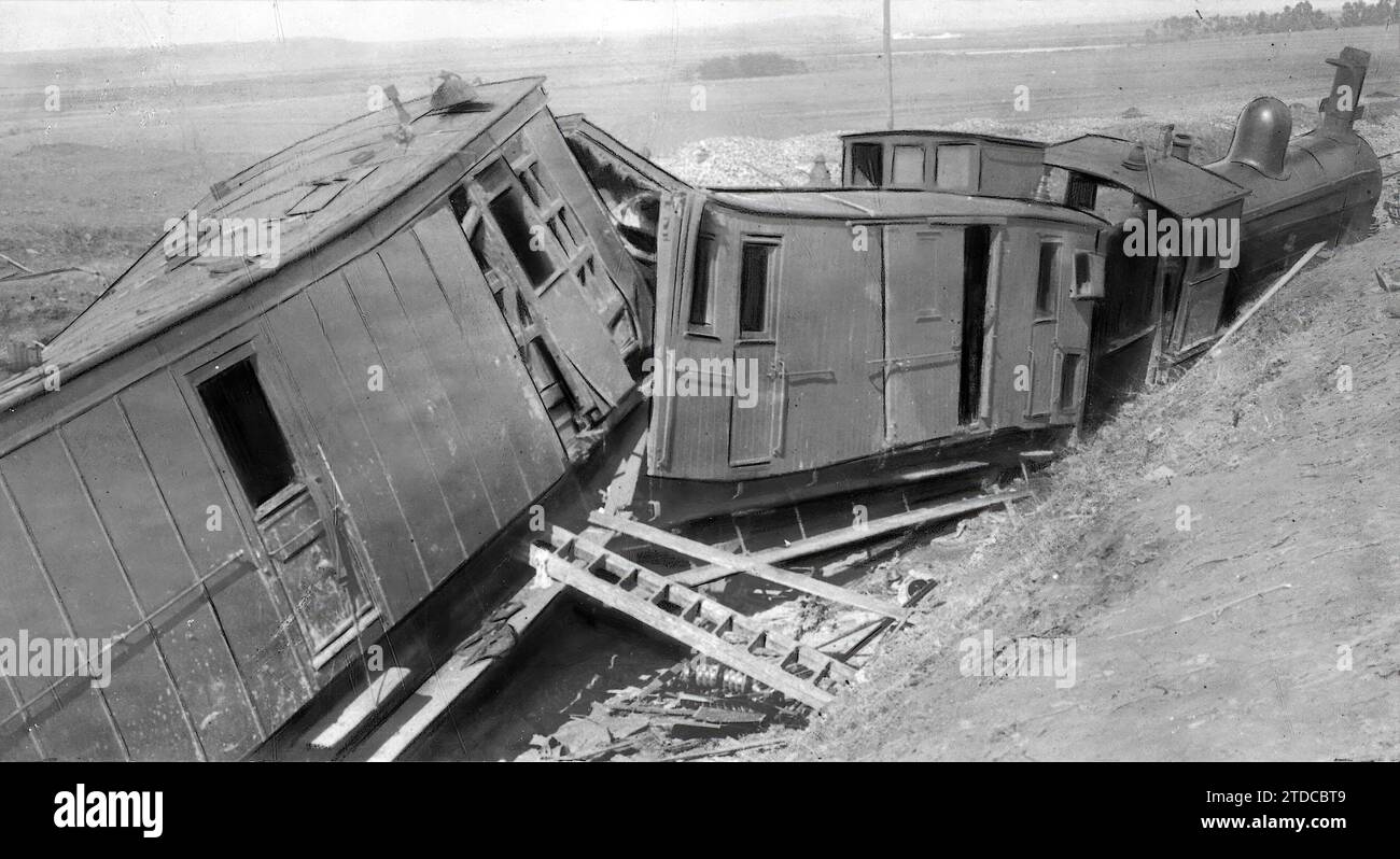 09/30/1921. Villagonzalo (Badajoz). Derailment in which the mail train was left after the catastrophe that caused a large number of victims. (Photos. Correa) -. Credit: Album / Archivo ABC Stock Photo