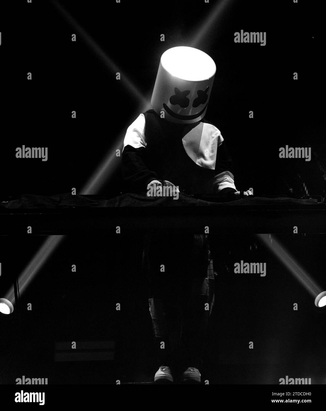 marshmello-black-and-white-stock-photos-images-alamy